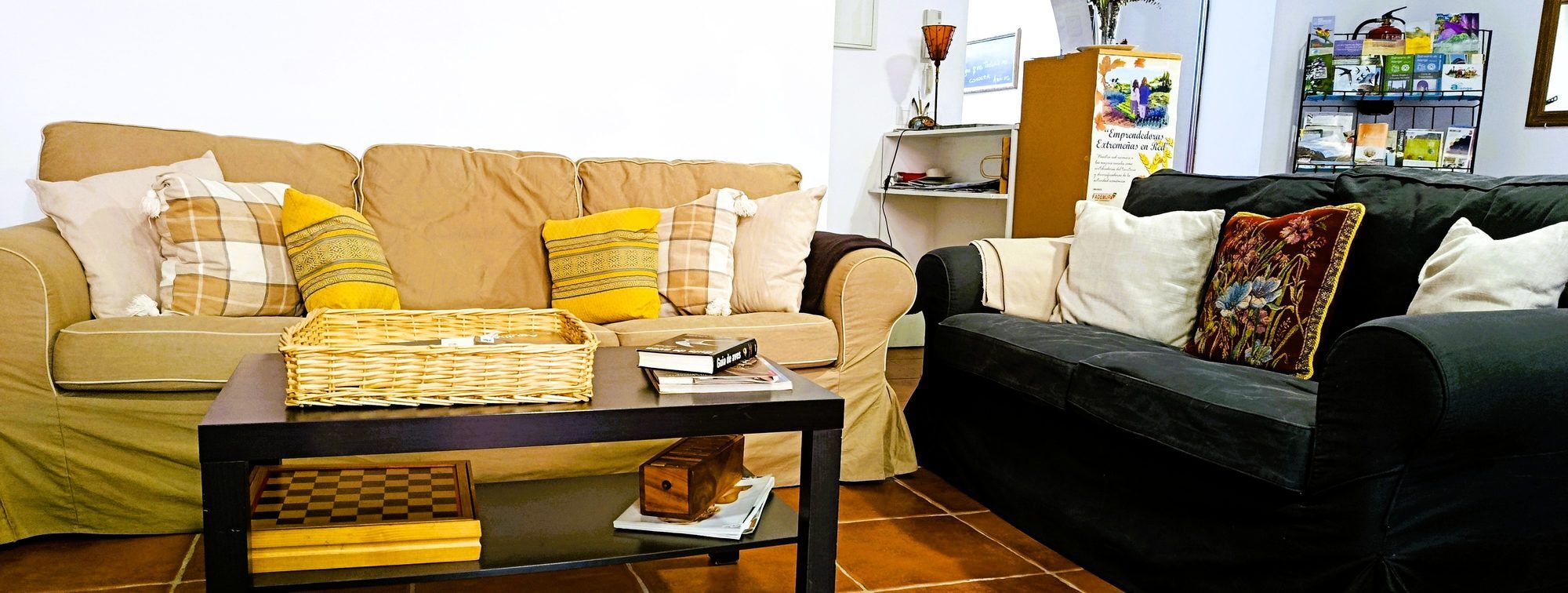 Vista amplia de los sofás y la mesa del salón