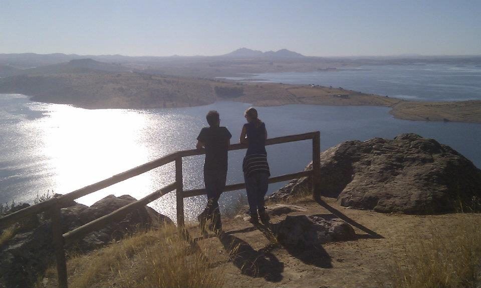 Senderistas en un mirador sobre el embalse