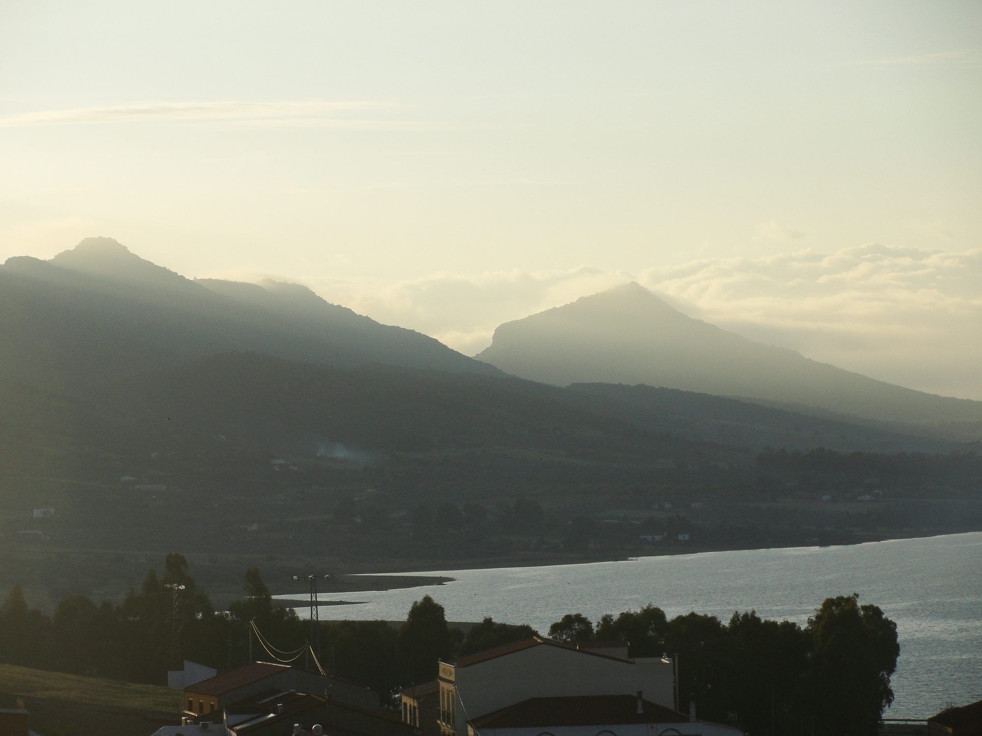 La sierra y el embalse entre la bruma del amanecer