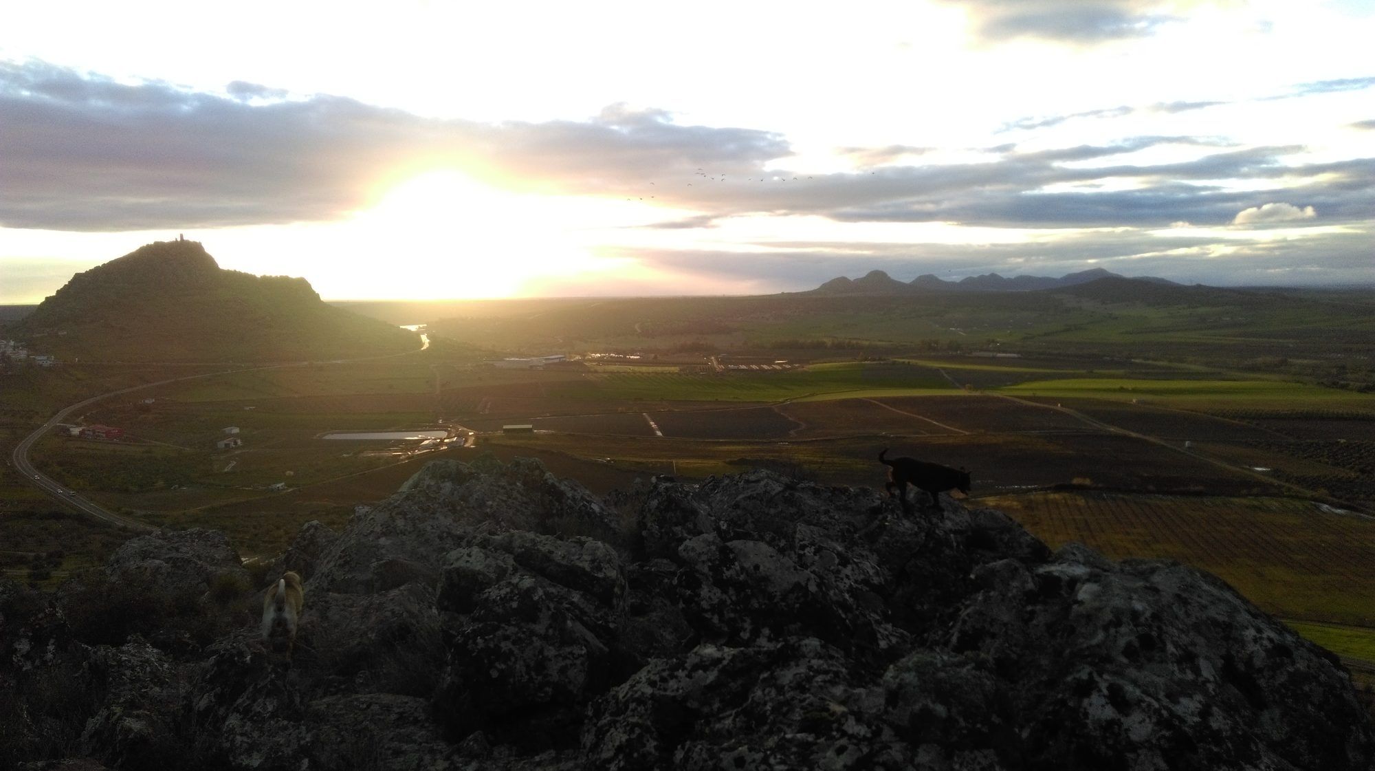 El sol sobre el horizonte visto desde el cerro