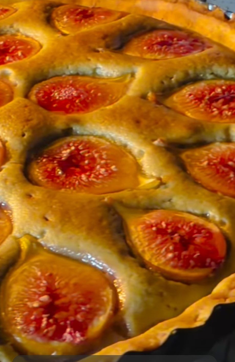 Tarta de higos recién salida del horno, con los higos dorados sobre la masa