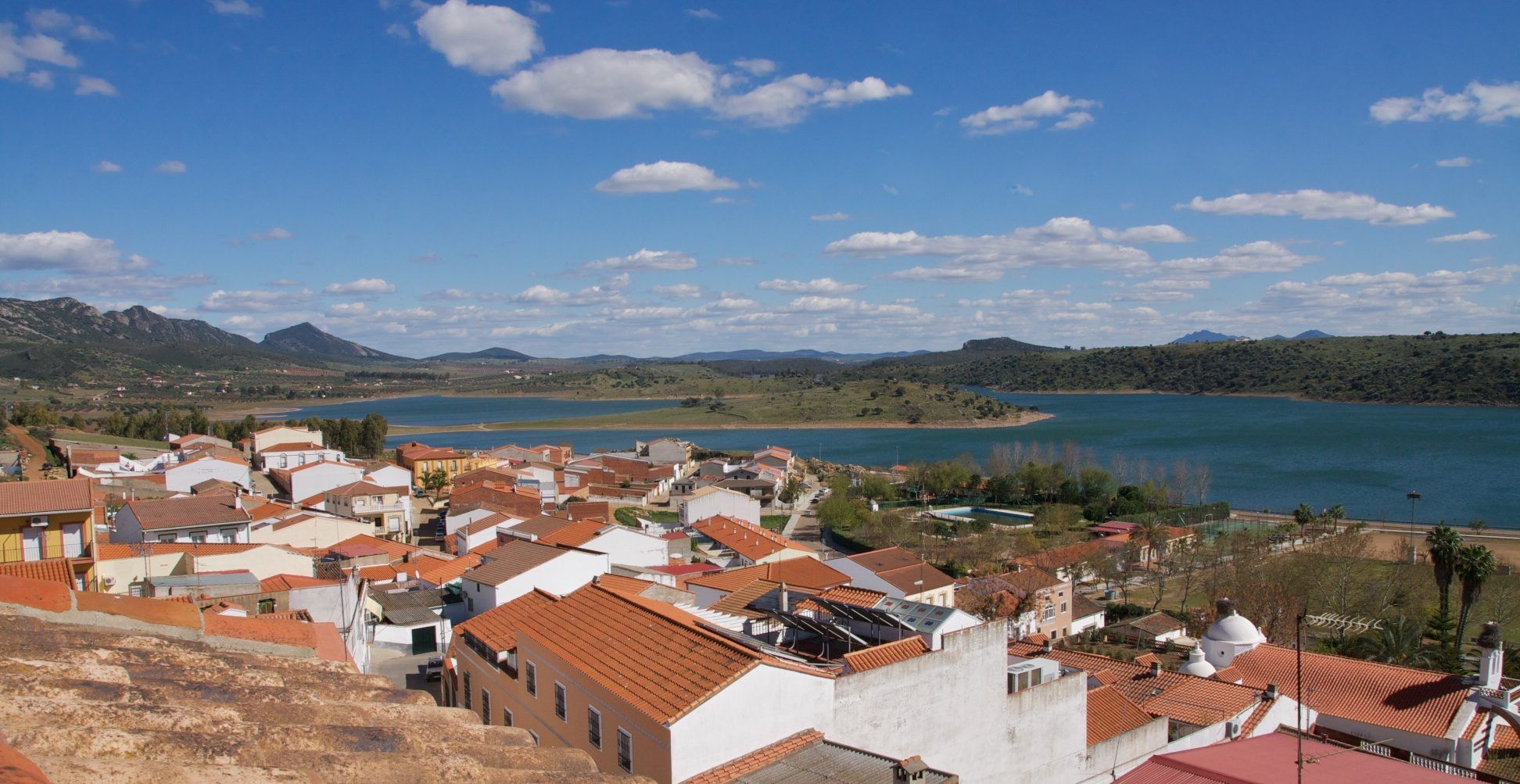 Tejados de Alange junto al embalse