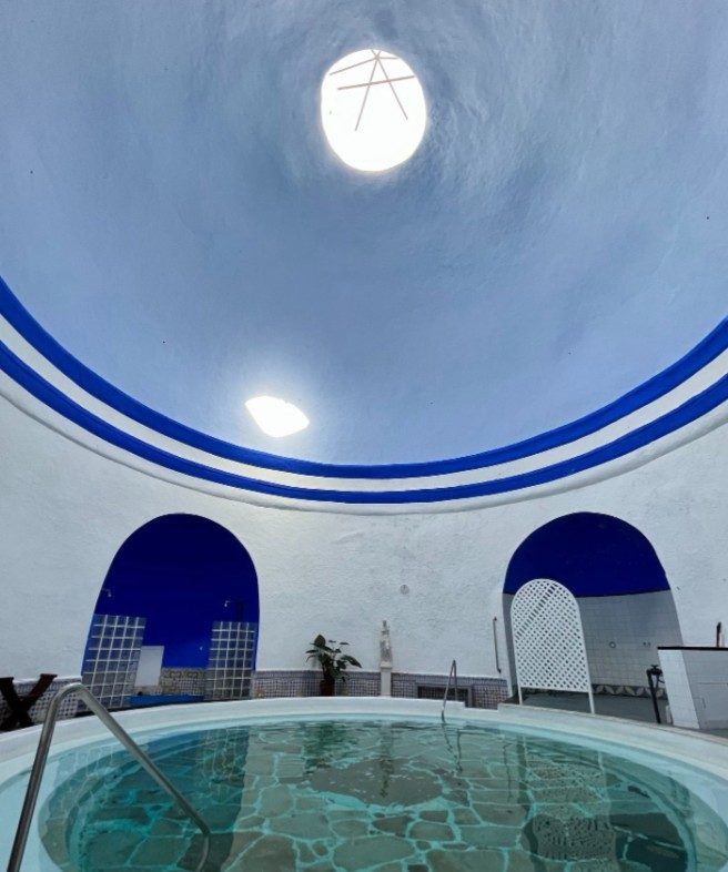 Piscina termal bajo la cúpula con lucernario