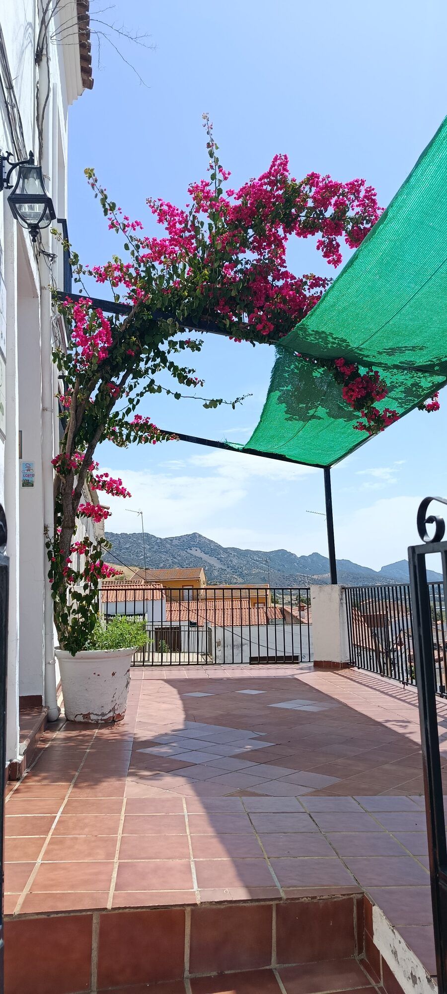 La terraza de la casa, con el toldo y el embalse al fondo