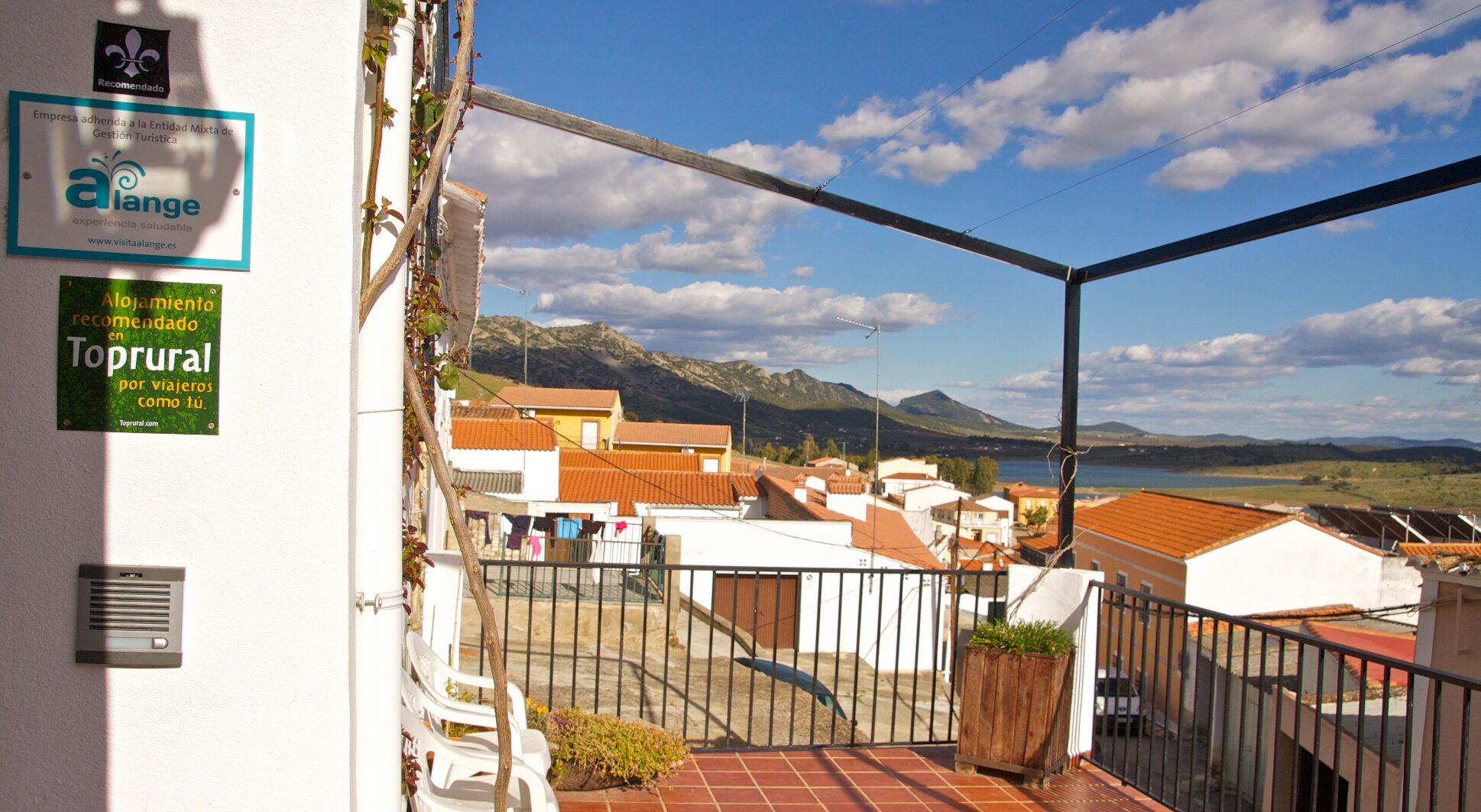El embalse y las casas del pueblo vistos desde la terraza de la casa