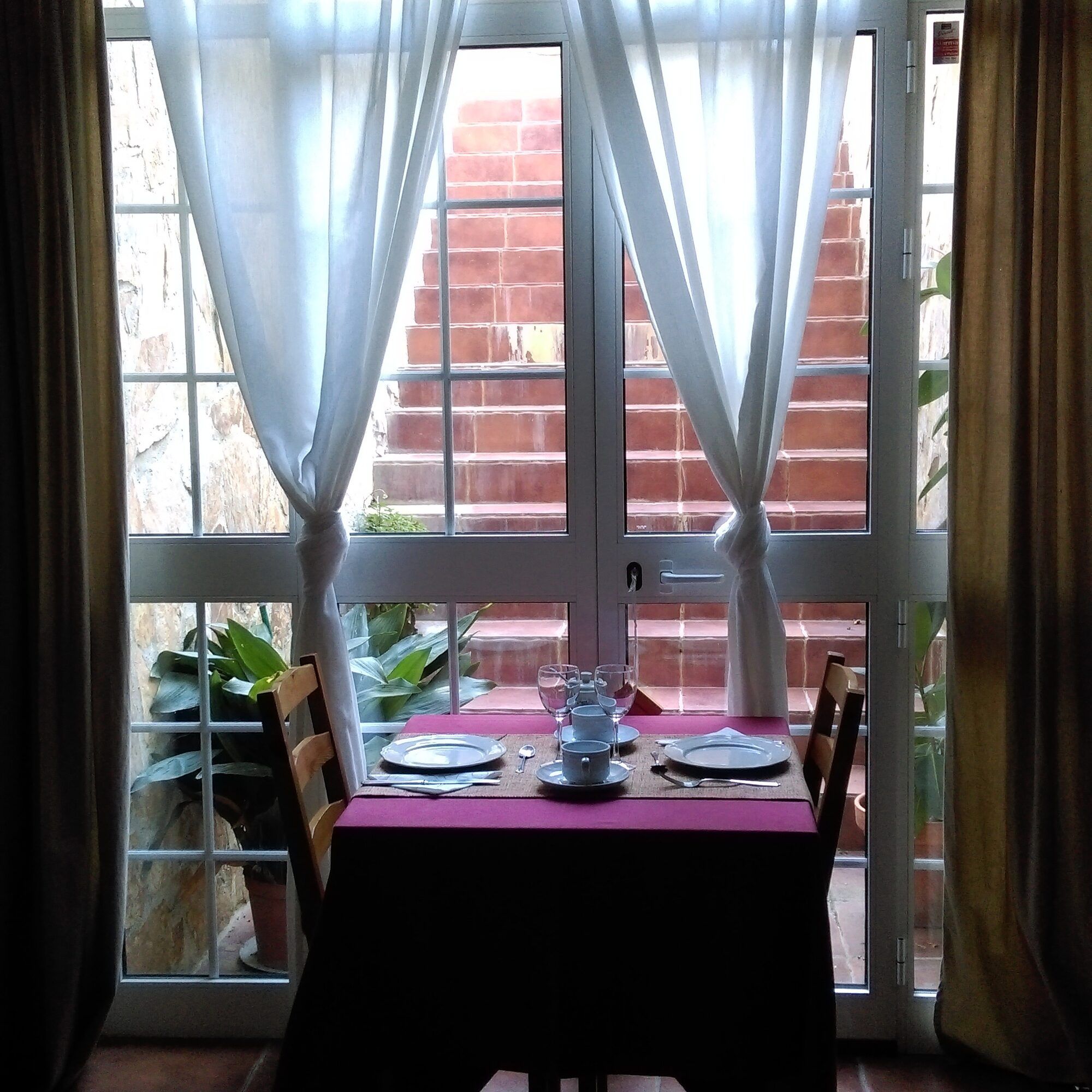 Ventana con visillos de la casa, uno de los detalles de la rehabilitación