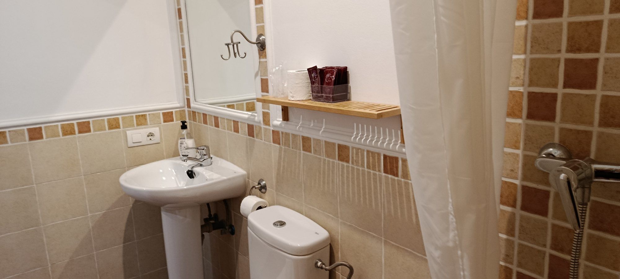 Lavabo y ducha del baño privado de Violeta