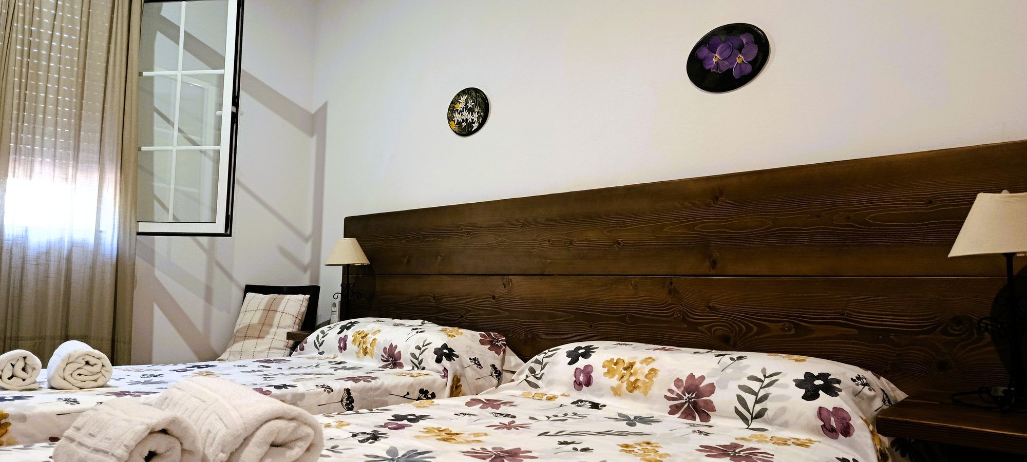 Cabecero de madera y camas de Violeta
