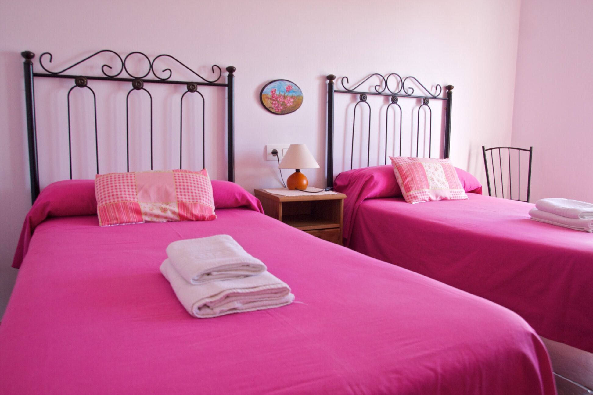 Otra vista de las dos camas de la habitación Violeta