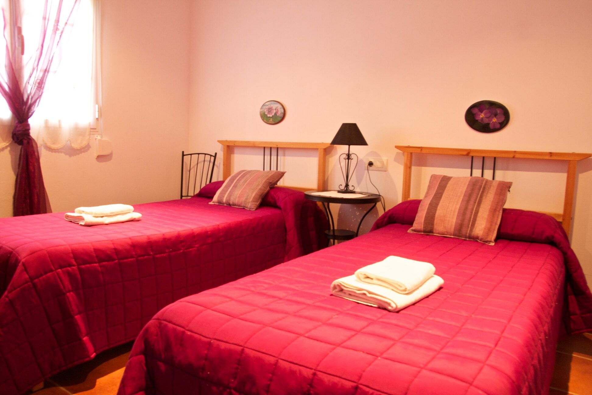 Las dos camas individuales de la habitación Violeta