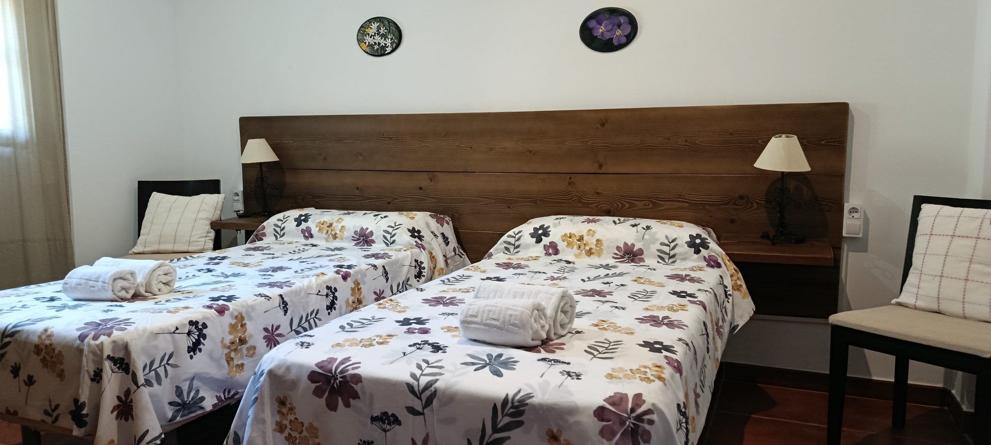 Las dos camas individuales de la habitación Violeta