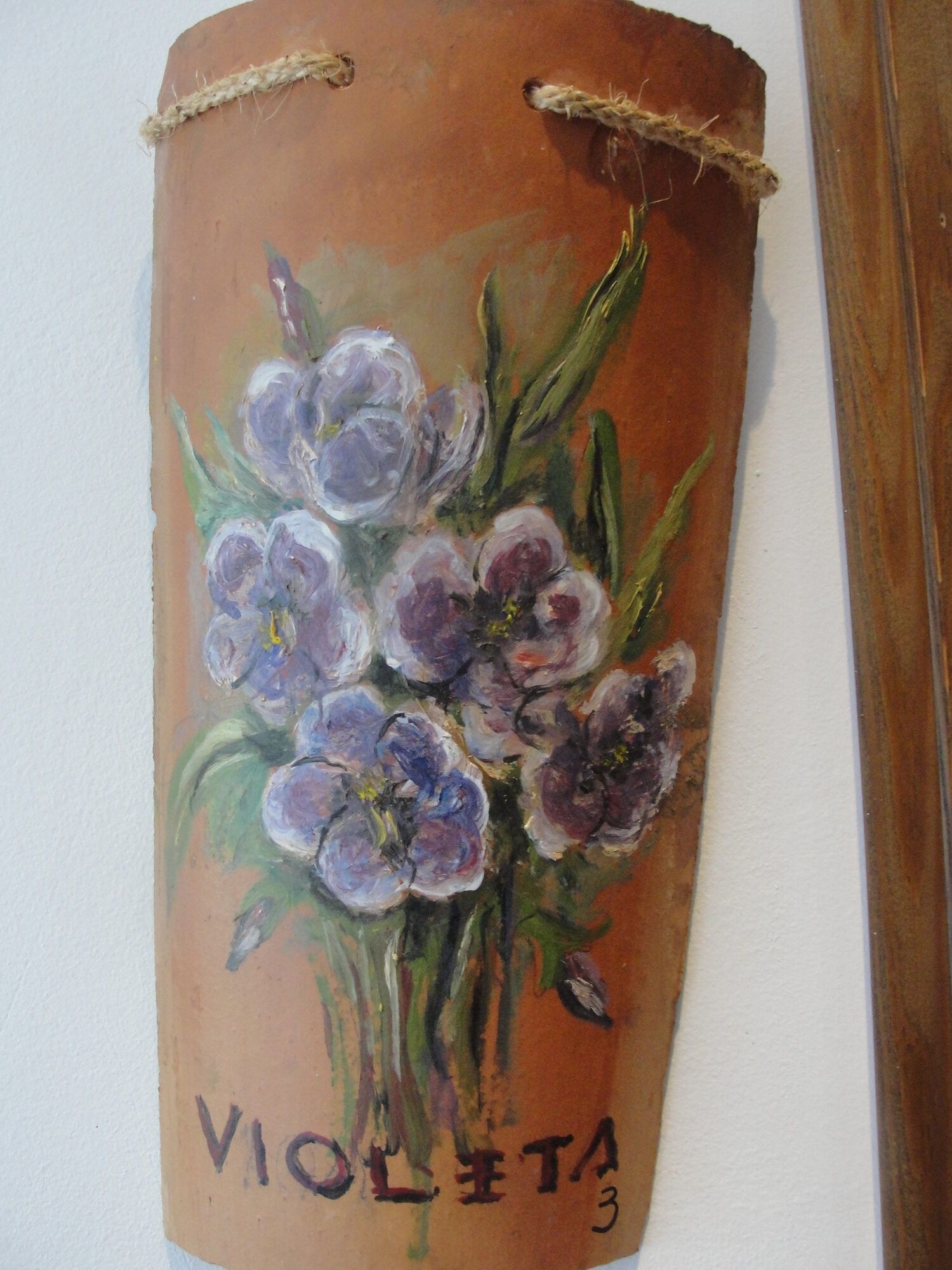 Teja pintada a mano con el nombre de la habitación Violeta
