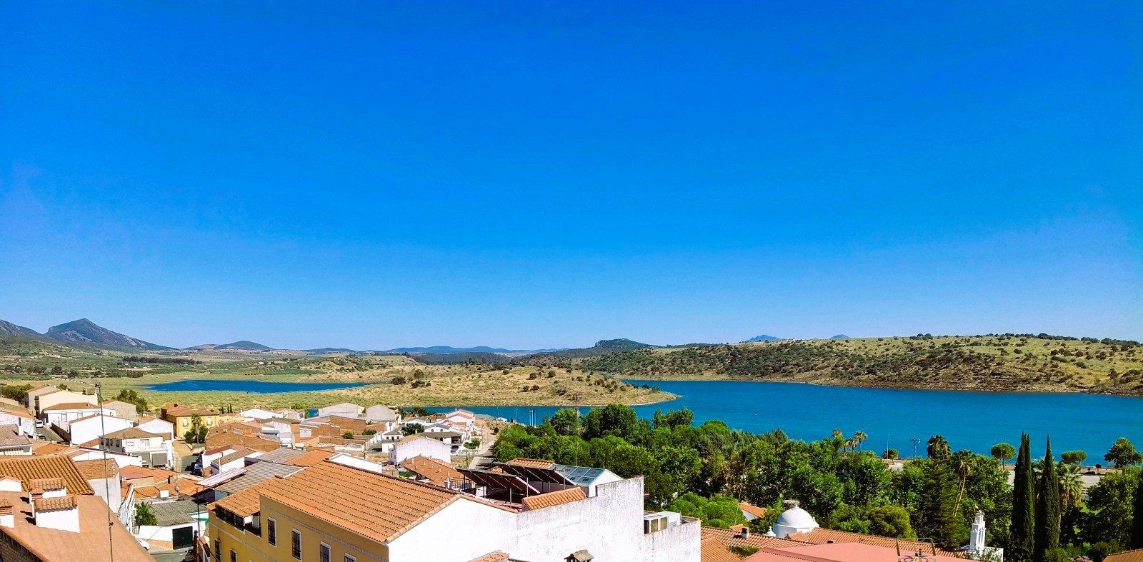 El pueblo y el embalse vistos desde Adelfa